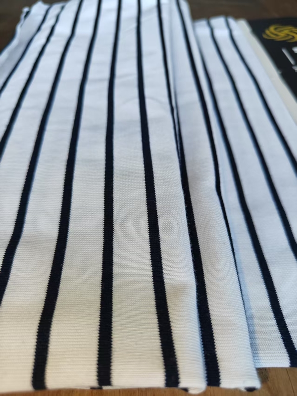通気性と快適性、色褪せしにくい、ストライプ柄のTシャツ用素材