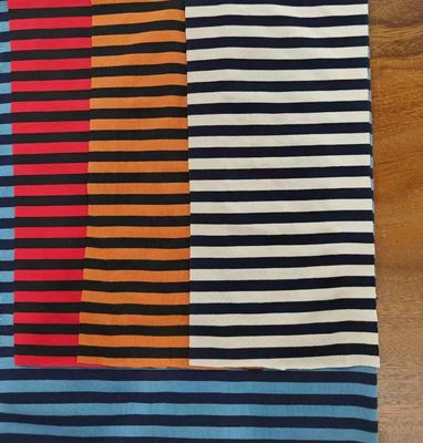 良い価格 アンチピリング 簡単に変形しない柔らかい綿のストライプ素材のTシャツ用布 オンライン