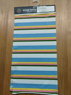 繊細で 柔軟で 柔らかい ストライプ付きのTシャツの織物