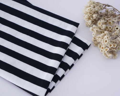 快適 な ストライプ の 素材 の 織物 は 形 を 変形 する こと が 容易 で は ない