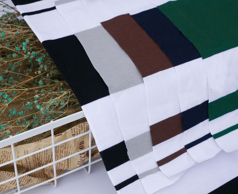 滑らかで 快適で 肌 に 優しい ストライプ 帯 の ニット 布