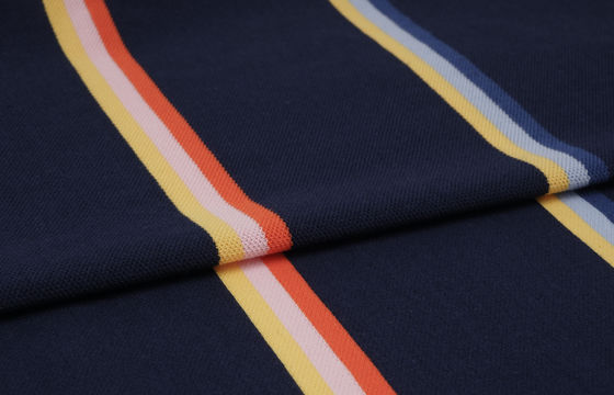 快適で自然で肌に優しい健康的なTシャツ用ストライプ付き編み布